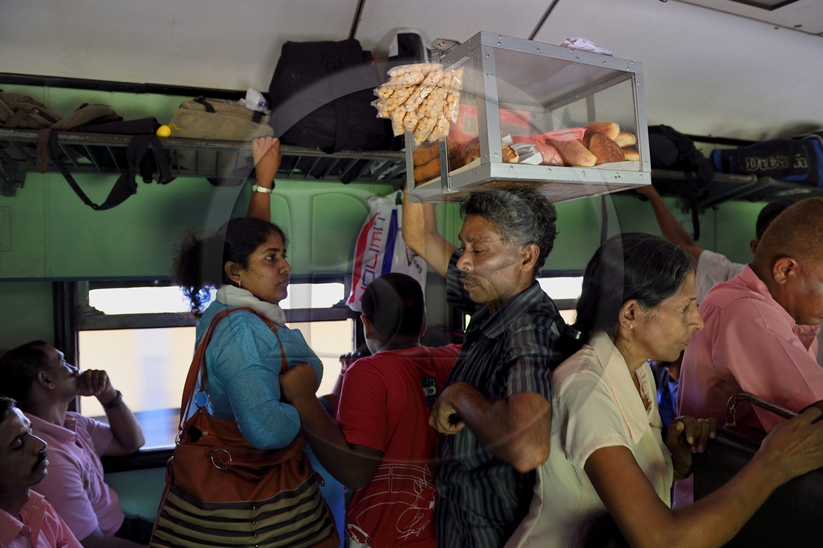 Sri Lanka, Province de l'Ouest, train de Colombo à Galle, vendeur ambulant