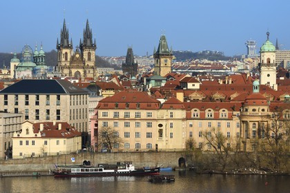 République Tchèque, Prague, centre historique classé Patrimoine Mondial de l' UNESCO, la rivière Vltava et l'église Notre-Dame-du-Tyn dans la vieille ville (Stare Mesto) en arrière plan à gauche