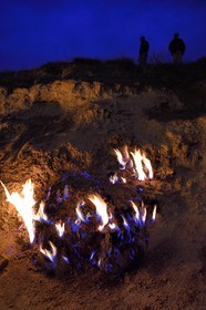 Azerbaïdjan, Bakou, Absheron Peninsula, Yanar Dag qui signifie «montagne en feu», est un feu de gaz naturel qui flamboie continuellement sur une colline