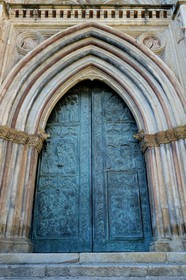 Espagne, Estremadure, Guadalupe, monastère royal de Santa Maria de Guadalupe classé Patrimoine mondial de l'UNESCO, la façade de l'église, porte en bronze