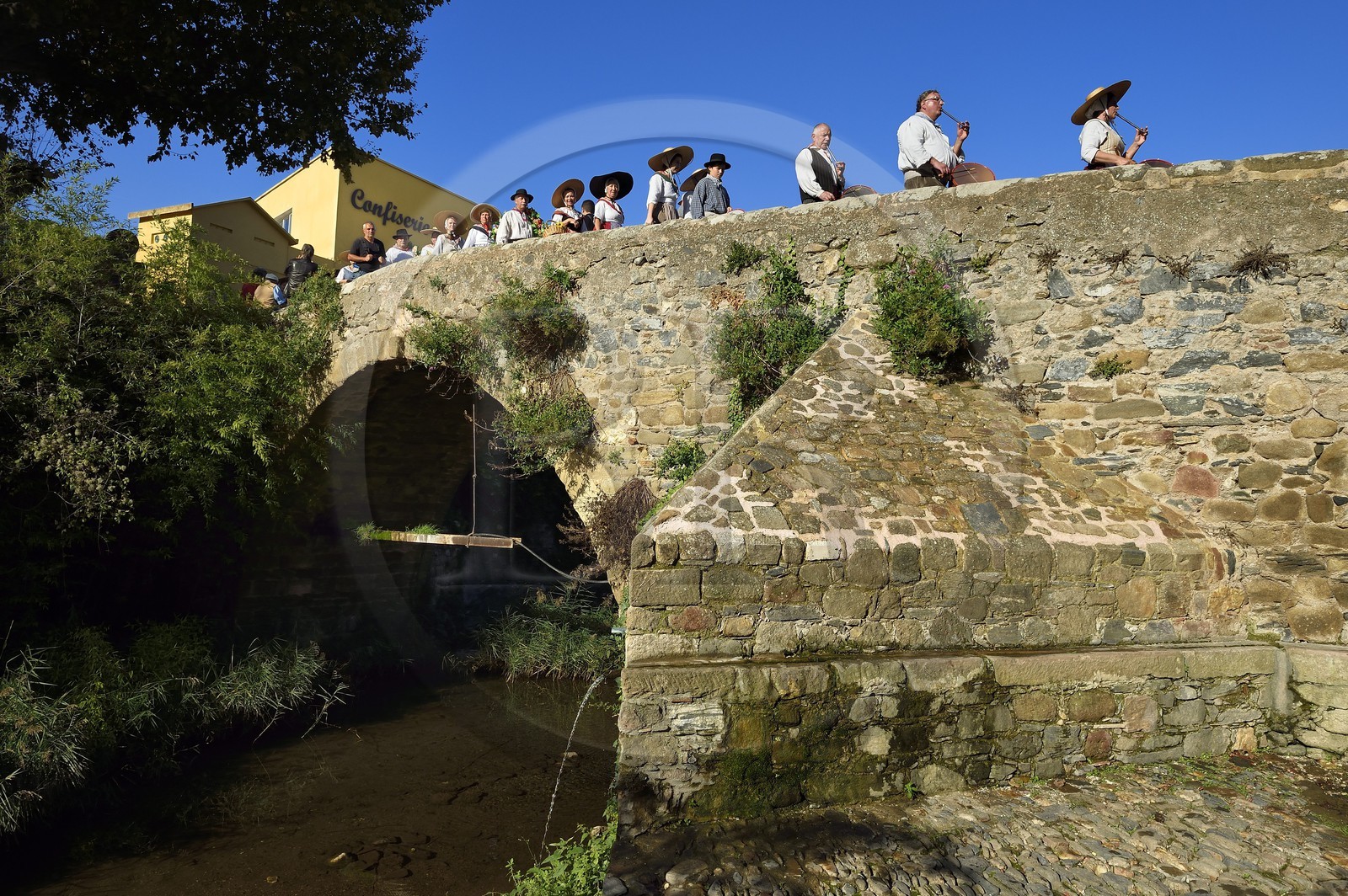France, Var (83), Massif des Maures, Collobrières, groupe de danseurs et musiciens traditionnels provencaux à la fêtes de la châtaigne passant le pont du XIIème siècle sur la rivière du Réal Collobrier