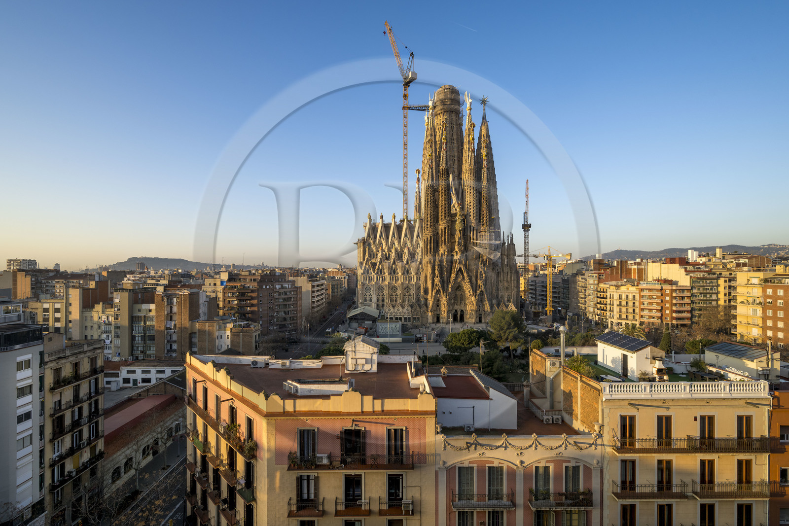 Espagne, Catalogne, Barcelone, quartier de l'Eixample, basilique de la Sagrada Familia de l'architecte du modernisme catalan Antoni Gaudi classée Patrimoine Mondial de l'UNESCO, façade de la Nativité et les immeubles environnant