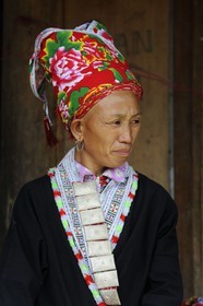 Vietnam, province de Lao Cai, région Nord-Ouest de Sapa, le marché multi-éthnique de Muong Hum, femme de la minorité des Dzao rouge