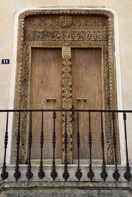 France, Var (83), Saint-Tropez, porte sur la place de l'hôtel de ville, fabriquée sur l'île de Zanzibar au XIXe siècle et ramenée par un capitaine de navire tropézien