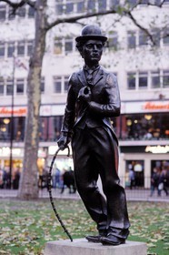 Royaume-Uni, Londres, statue de Charlie Chaplin à Leicester Square