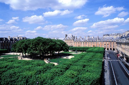 France, Paris (75), la place des Vosges voulue par Henri IV, alternance de pierre et de brique