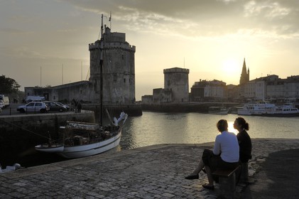 France, Charente-Maritime (17), La Rochelle, la Tour de la Chaine (à droite) et la Tour Saint-Nicolas protégent l'entrée du Vieux Port