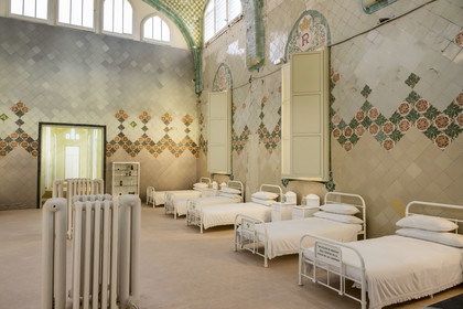 Espagne, Catalogne, Barcelone, quartier d'El Guinardo, ancien Hospital de la Santa Creu i de Sant Pau classé Patrimoine Mondial de l'UNESCO, de style moderniste par l'architecte Domenech i Montaner, aujourd'hui un musée et un centre culturel, le pavillon Saint Raphaêl (Sant Rafael) qui accueillait les malades de l'appareil digestif