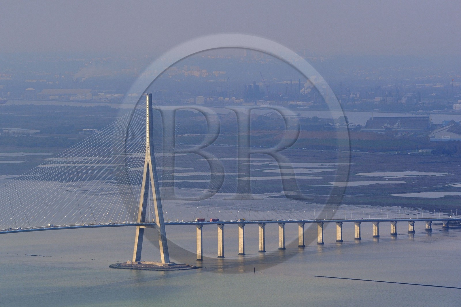 France, entre Calvados (14) et Seine-Maritime (76), le Pont de Normandie enjambe la Seine pour relier les villes de Honfleur et du Havre (vue aérienne)