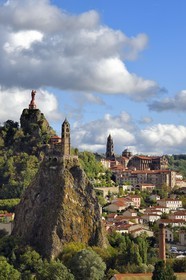 France, Haute-Loire (43), Le Puy-en-Velay, étape classée Patrimoine Mondial de l'UNESCO dans le cadre des chemins de Compostelle, vue sur la ville avec la Chapelle Saint-Michel d'Aiguilhe perchée sur un piton volcanique au premier plan, la statue Notre Dame de France (de 1860) sur le Rocher Corneille surplombant la cathédrale Notre Dame de l'Annonciation du XIIe siècle en arrière plan