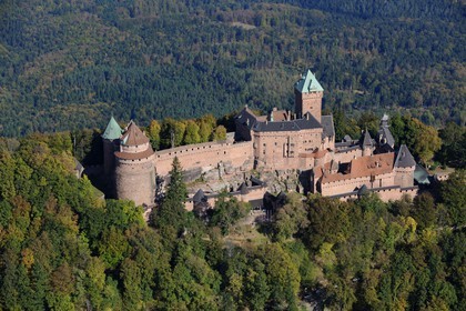 France, Bas-Rhin (67), le château du Haut-Koenigsbourg dans la forêt des Vosges (photo aérienne)