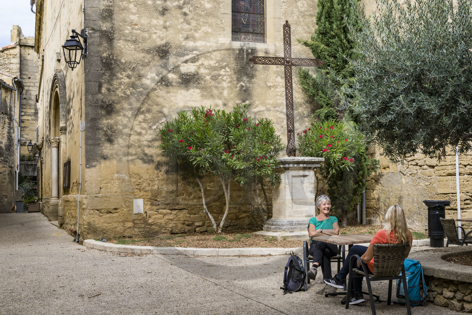 France, Gard (30), Vers-Pont-du-Gard, randonneurs sur le chemin longeant le tracé de l'aqueduc romain de Nimes