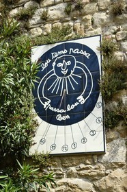 France, Alpes-Maritimes (06), Coaraze, labellisé Les Plus Beaux Villages de France, cadran solaire (Lou tems passa, passa lou ben !) de l'artiste Ben
