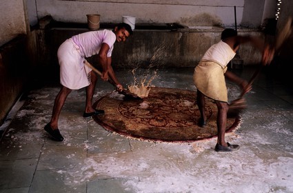 Inde, état du Rajasthan, Jaipur, étape de la fabrication d'un tapis, lavage énergique