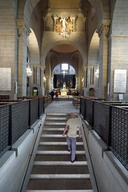 France, Haute-Loire (43), Le Puy-en-Velay, étape des chemins de Compostelle, la cathédrale Notre-Dame-de-l'Annonciation du XIIe siècle classée Patrimoine Mondial de l'UNESCO, escalier extérieur débouchant devant le choeur et la statue de Marie portant son enfant surnommée La vierge noire (XVIIe siècle)