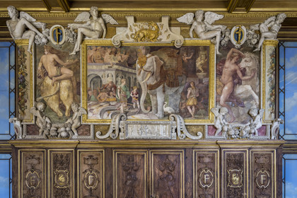 France, Seine-et-Marne (77), Fontainebleau, chateau de Fontainebleau, classé Patrimoine Mondial par l'UNESCO, la Galerie François 1er construite entre 1528 et 1530, L'Eléphant au caparaçon, fresque de l'artiste Rosso Fiorentino vers 1536