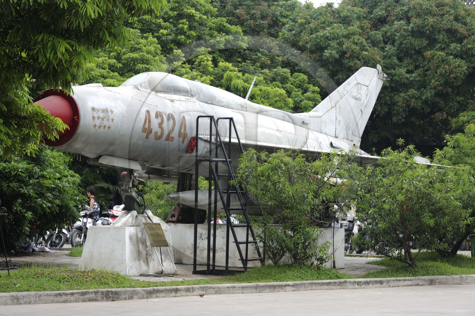 Vietnam, Hanoï, musée de l'armée et la tour hexagonale du Drapeau, le Mig-21