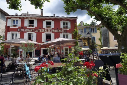 France, Var (83), Massif des Maures, Collobrières, restaurant La Terrasse Provencale sur la place de la République