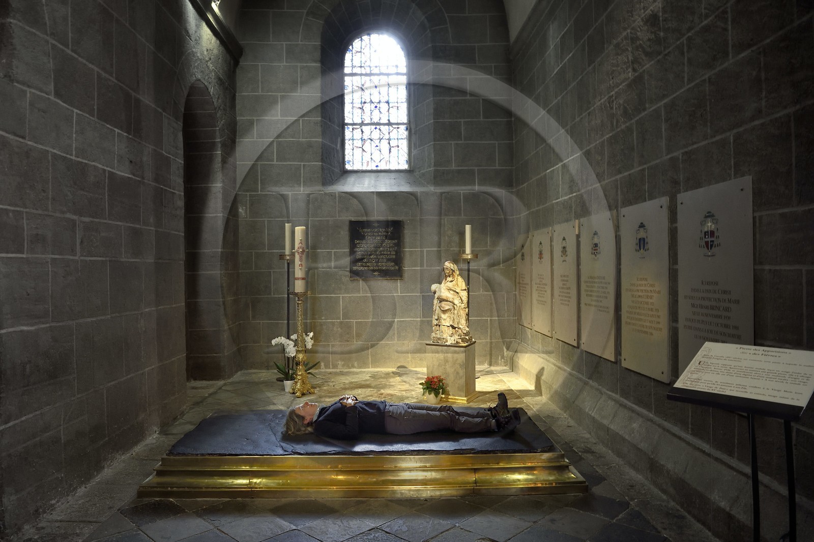 France, Haute-Loire (43), Le Puy-en-Velay, étape des chemins de Compostelle, la cathédrale Notre-Dame-de-l'Annonciation du XIIe siècle classée Patrimoine Mondial de l'UNESCO, chapelle du Saint Crucifix, grande dalle en phonolithe appelée la pierre des Fièvres ou pierre des apparitions (de la Vierge)