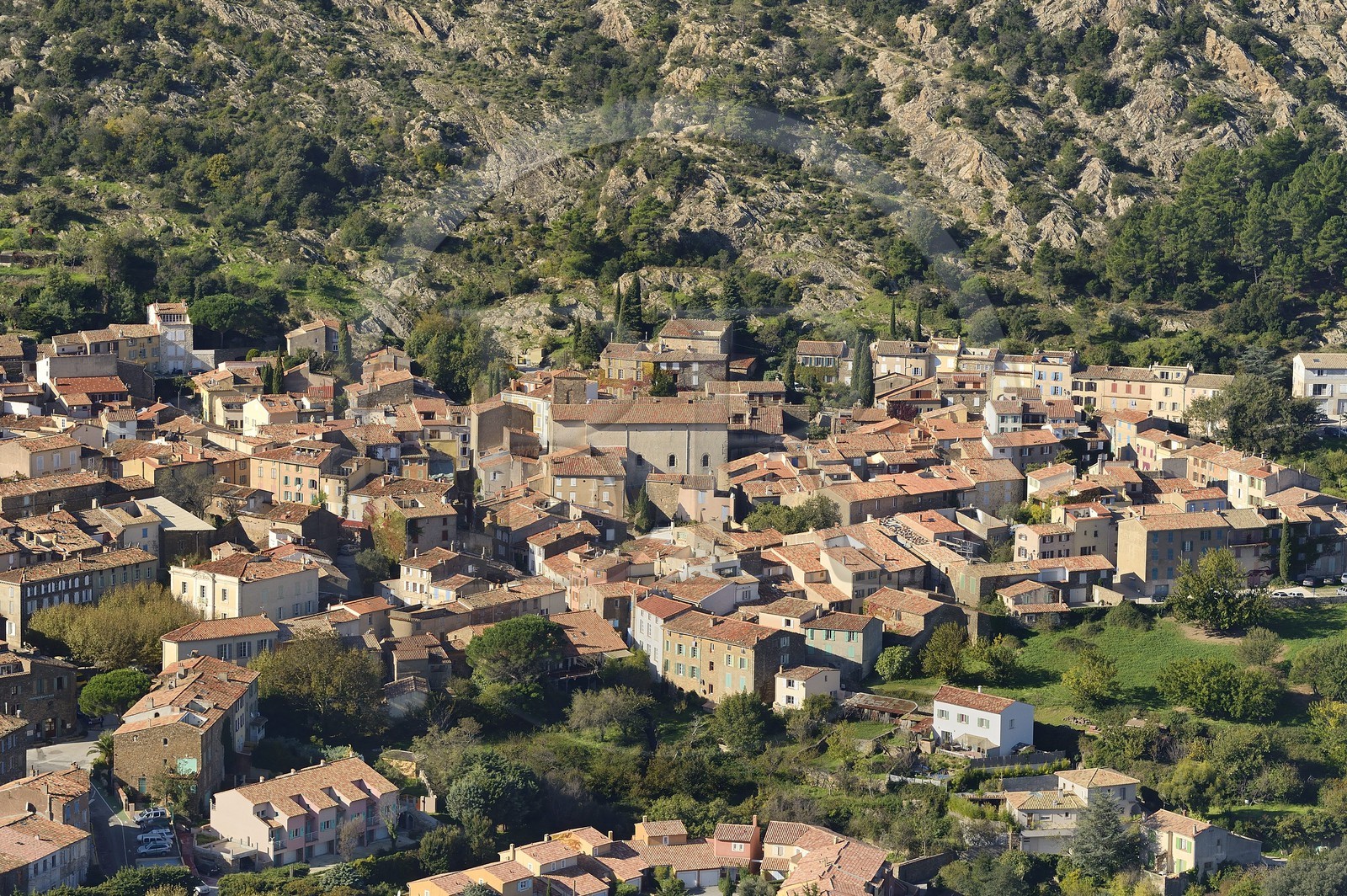 France, Var (83), Massif des Maures, La Garde Freinet (vue aérienne)
