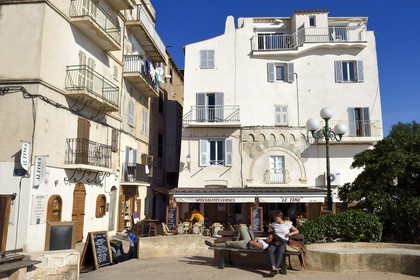 France, Corse-du-Sud (2A), Bonifacio, Ville Haute, terrasse de restaurant sur la place du Marché