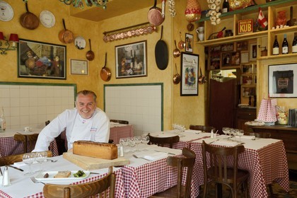 France, Rhône (69), Lyon, Restaurant bouchon lyonnais Daniel et Denise, le chef meilleur ouvrier de France 2004 Joseph Viola et son réputé Pâté en croute au foie gras et ris de veau