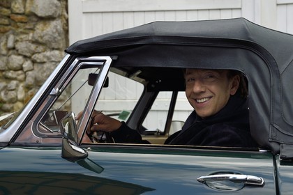 France, Yvelines (78), Montchauvet, tournage pour la télévision du Village Préféré des Français avec Stéphane Bern, Stéphane Bern au volant d'une MG cabriolet