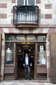 France, Pyrénées-Atlantiques (64), Pays-Basque, Saint-Jean-Pied-de-Port, Bixente Inchauspé, directeur du magasin de linge basque Cherbacho -Inchauspé et ancien banquier