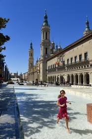 Spain, Aragon, Zaragoza, the pond and fountain in front of La Lonja and the Basilica del Pilar (Our Lady of Pilar) in the background
