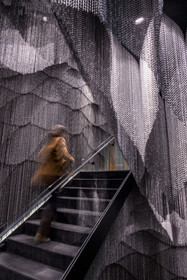 Espagne, Catalogne, Barcelone, quartier de l'Eixample, Passeig de Gracia, Casa Batllo de l'architecte du modernisme catalan Antoni Gaudi, site classé au Patrimoine Mondial de l'UNESCO, descente au sous-sol de la maison crée par l’architecte japonais Kengo Kuma