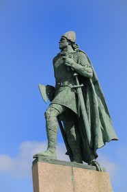 Iceland, Reykjavik, statue of Leifur Eriksson in front of Hallgrimskirkja Church
