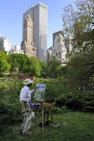 United States, New York City, Manhattan, Central Park, artist painter in action behind the Pond
