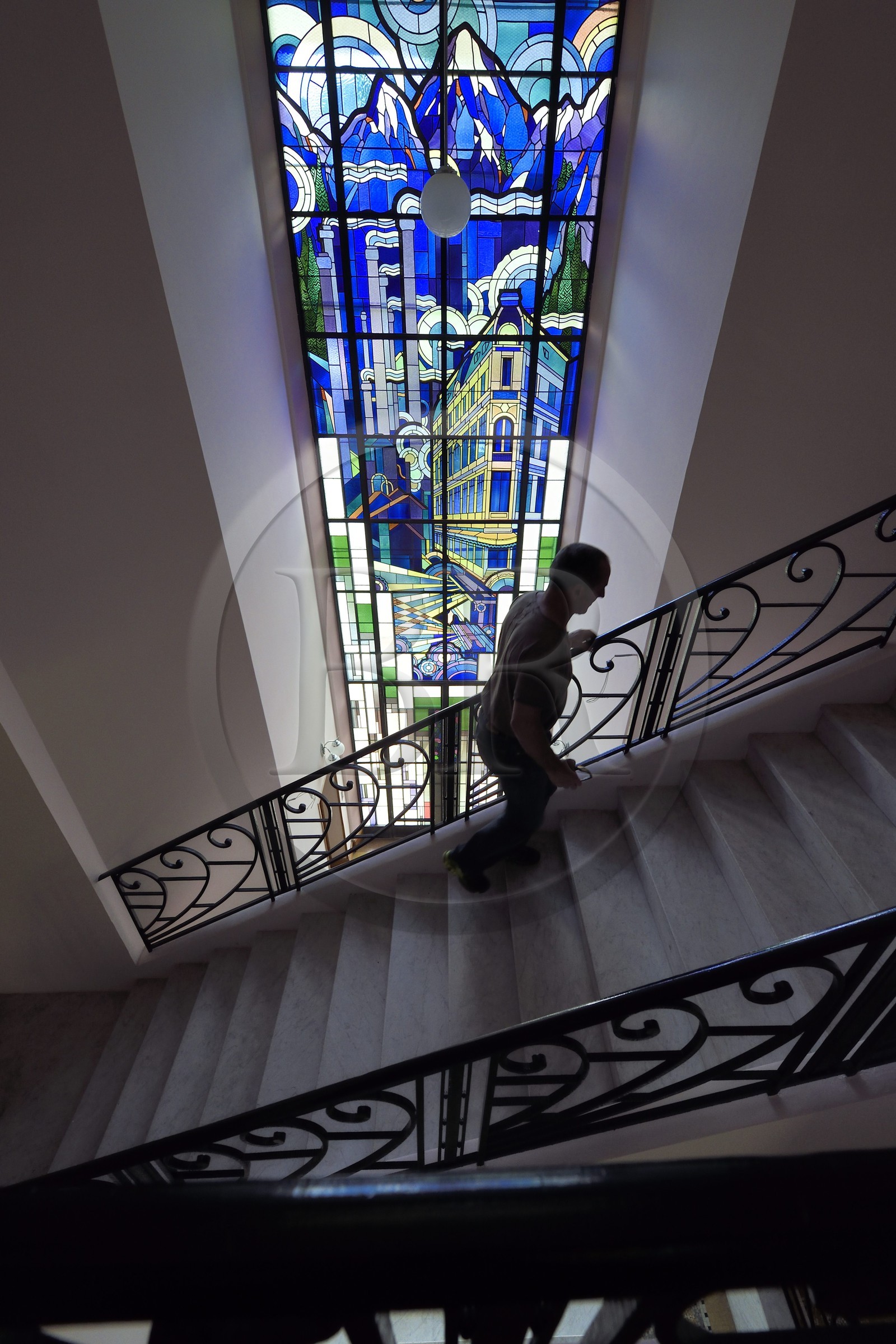 France, Alpes-de-Haute-Provence (04), vallée de l'Ubaye, Barcelonnette, Villa mexicaine connue sous le nom de Villa Bleue, vitrail de 8,10m de haut réalisé en 1933 par le maitre-verrier Gruber de l’école de Nancy représentant les métiers à tisser les draps, les cheminées fumantes des fabriques textiles et un grand magasin, il célèbre la réussite au Mexique de son commanditaire Camille Jean fondateur du magasin la Francia Maritima