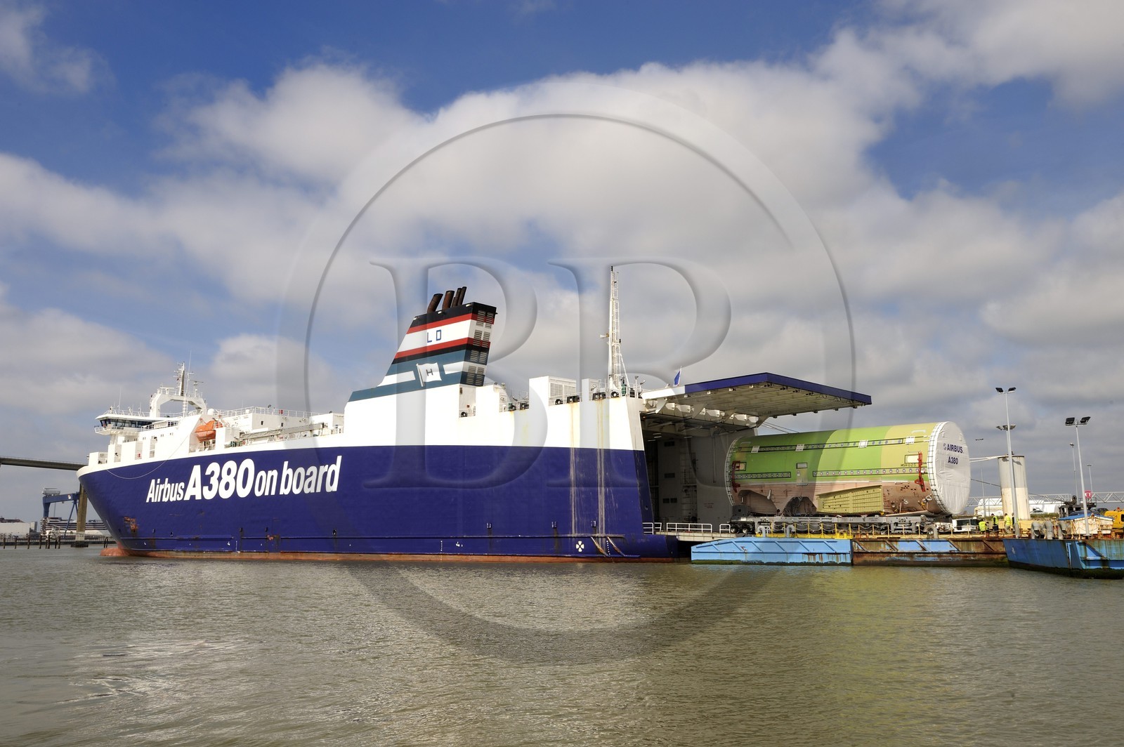 France, Loire-Atlantique (44), port autonome de Nantes Saint-Nazaire, terminal roulier de Gron - Montoir de Bretagne, embarquement d'une pièce de l'airbus A380