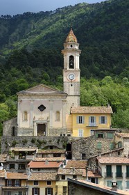 France, Alpes-Maritimes (06), le village perché de Lucéram dominée par l'église Sainte-Marguerite