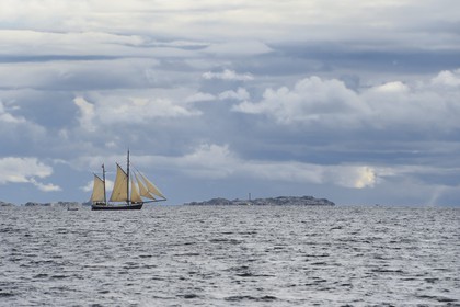 Suède, Västra Götaland, voilier traditionnel au large de Väderöarna (iles météo) au large de Fjällbacka