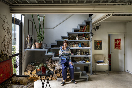 France, Hauts-de-Seine (92), Malakoff, l'artiste Annette Messager dans son appartement atelier