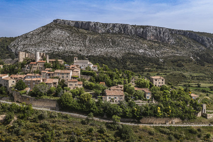 France, Var (83), parc naturel régional du Verdon, Bargème, labellisé Les Plus Beaux Villages de France, dominé par le chateau Sabran de Ponteves et la Montagne de Brouis en arrière plan(vue aérienne)