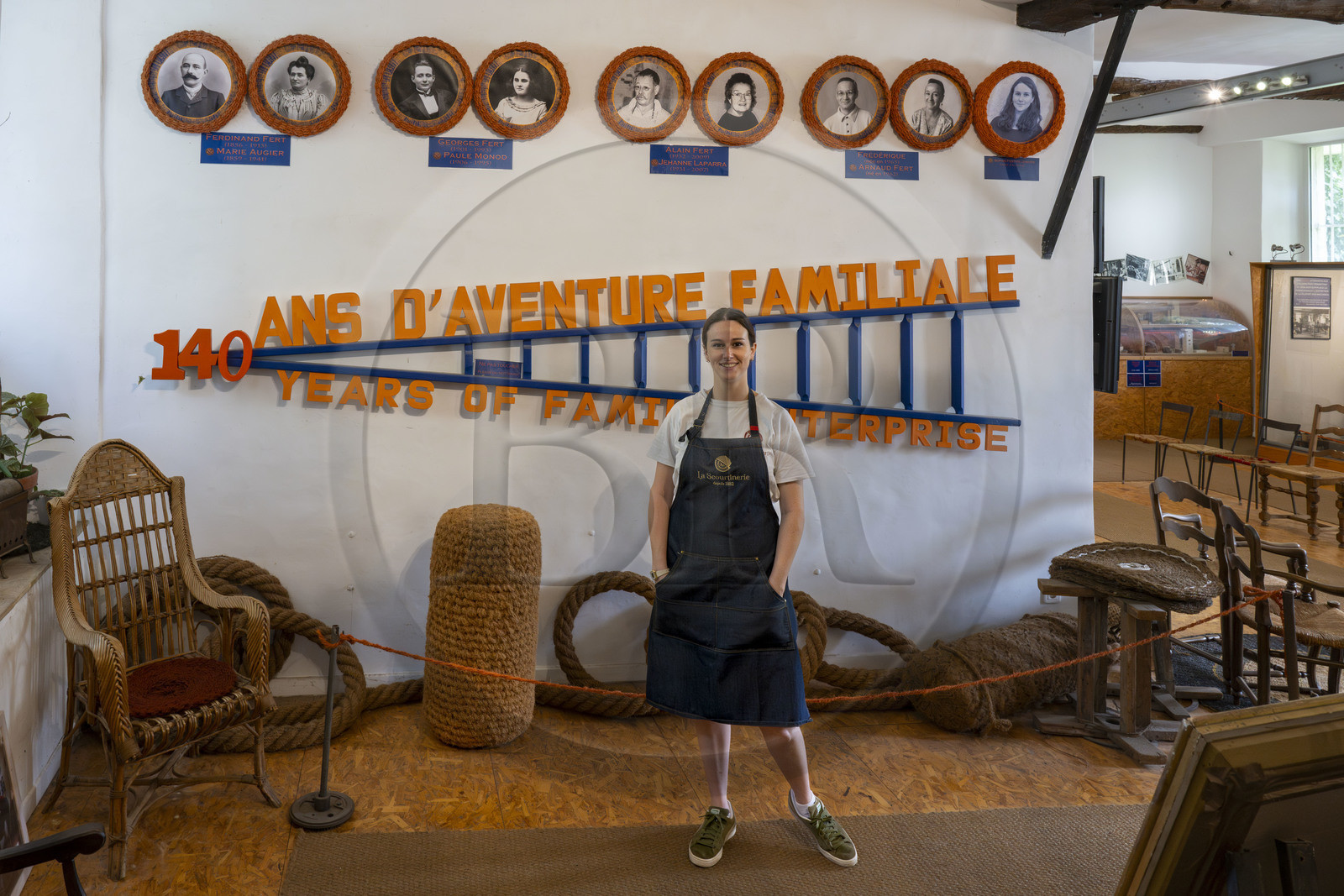 France, Drôme (26), Drôme provençale, Nyons, La Scourtinerie, dernière manufacture de scourtins de Provence, filtres traditionnels utilisés dans la fabrication de l'huile d'olive mais conçus aussi aujourd'hui comme objets de décoration en fibre de coco, Sophie Villeneuve-Fert, membre de la cinquième génération, à la tête de l’entreprise familiale avec sa mère et son oncle France, Drôme (26), Drôme provençale, Nyons, La Scourtinerie, dernière manufacture de scourtins de Provence, filtres traditionnels utilisés dans la fabrication de l'huile d'olive mais conçus aussi aujourd'hui comme objets de décoration en fibre de coco, Sophie Villeneuve-Fert, membre de la cinquième génération, à la tête de l’entreprise familiale avec sa mère et son oncle