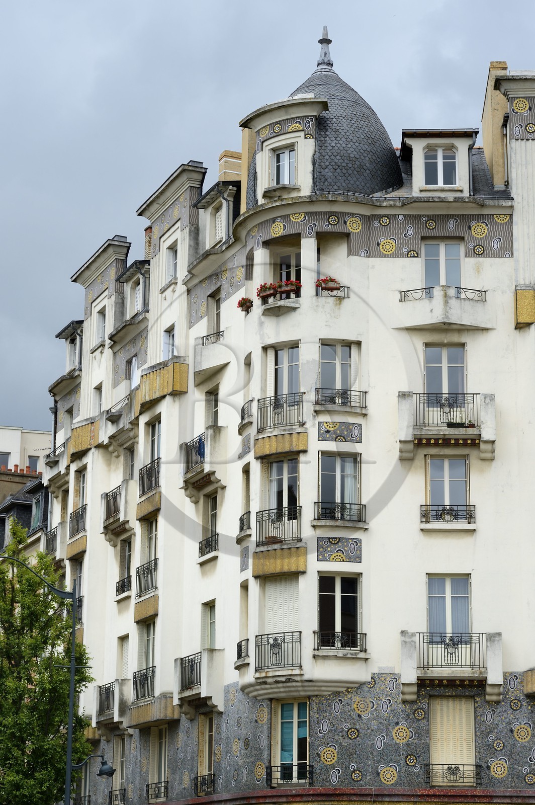 France, Ille-et-Vilaine (35), Rennes, immeuble Poirier (1931) au 7 avenue Janvier valorisé par de larges bandes de mosaïque Odorico et un décor en rondins dorés