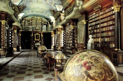 République Tchèque, Prague, le Clementinum, bibliothèque décorée de fresques et ses célèbres globes