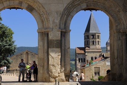 France, Saône et Loire (71), portes d'honneur de l'ancienne abbaye de Cluny, clocher de l'eau bénite