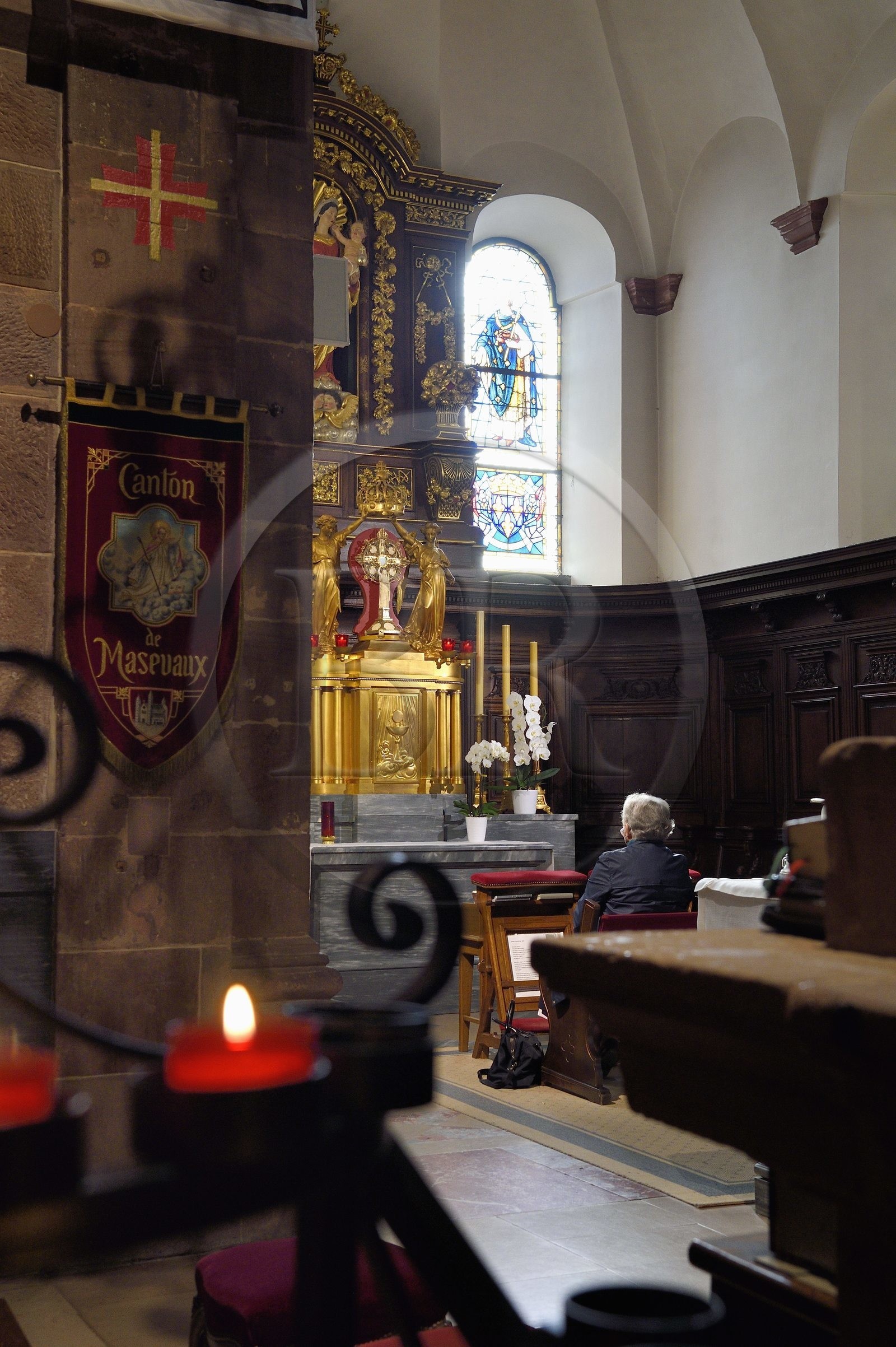 France, Bas-Rhin (67), Mont Saint-Odile, abbaye de Hohenbourg encore appelée couvent du Mont-Sainte-Odile, l'adoration perpétuelle de la Confrérie de Sainte-Odile dans la basilique est assurée par plusieurs groupes venus de toutes les régions alsaciennes