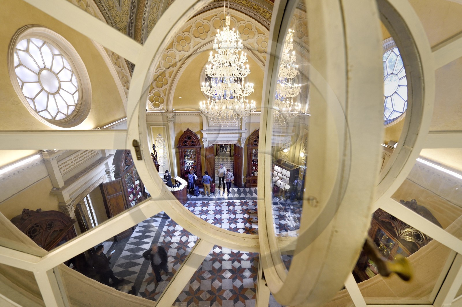 Italie, Toscane, Florence, centre historique classé Patrimoine Mondial de l'UNESCO, Officina profumo, farmaceutica di Santa Maria Novella, ancienne officine d'apothicaire italienne devenue une maison de parfum et de soins corporels, la salle des ventes principale