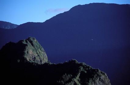 France, île de la Réunion, un hélicoptère survolant le cirque de Salazie, classé Patrimoine Mondial de l'UNESCO