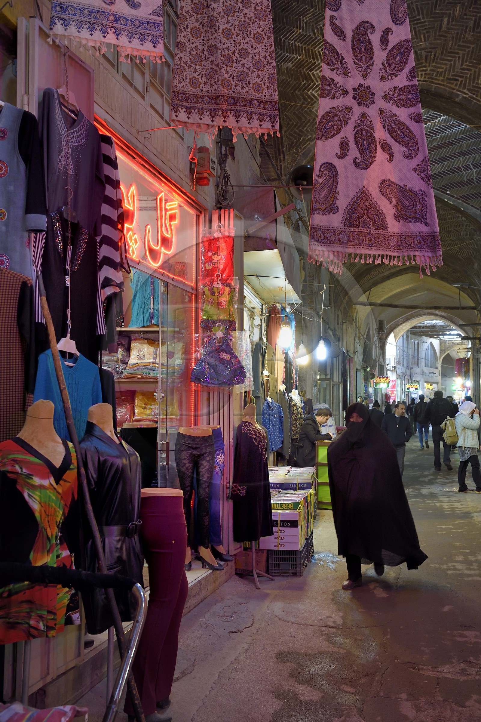 Iran, province d'Ispahan, Ispahan, Bazar-e Bozorg (Grand Bazar), immense bazar couvert qui remonte à près de 1300 ans, magasin de vetements pour femmes Iran, province d'Ispahan, Ispahan, Bazar-e Bozorg (Grand Bazar), immense bazar couvert qui remonte à près de 1300 ans, magasin de vetements pour femmes
