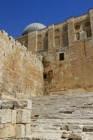 Israel, Jérusalem, ville sainte, vieille-ville classée Patrimoine Mondial de l'UNESCO, Le Mont du Temple vu du Centre Davidson, grand escalier des portes de Hulda au pied du mur de soutènement sud de l'esplanade du Temple construite par Hérode Ier le Grand et la mosquée Al-Aqsa en hauteur