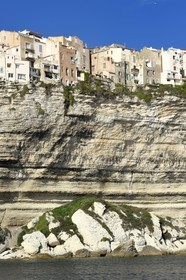 France, Corse-du-Sud (2A), Bonifacio, la vieille ville ou Haute Ville perchée sur des falaises de calcaire de plus de 60 mètres de haut
