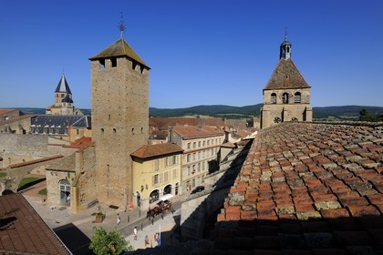 France, Saône et Loire (71), Cluny, clocher de l'Eau Bénite de l'ancienne abbaye et la Tour du Fromage qui surplombe la rue Lamartine, à droite l'église de Notre-Dame
