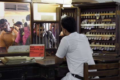 Sri Lanka, Colombo, gare centrale du Fort, vente de billets au guichet